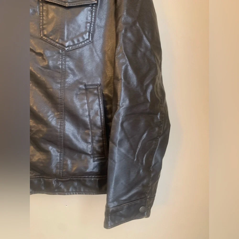 Levi’s classic hooded Faux Leather Sherpa trucker jacket Sz Medium